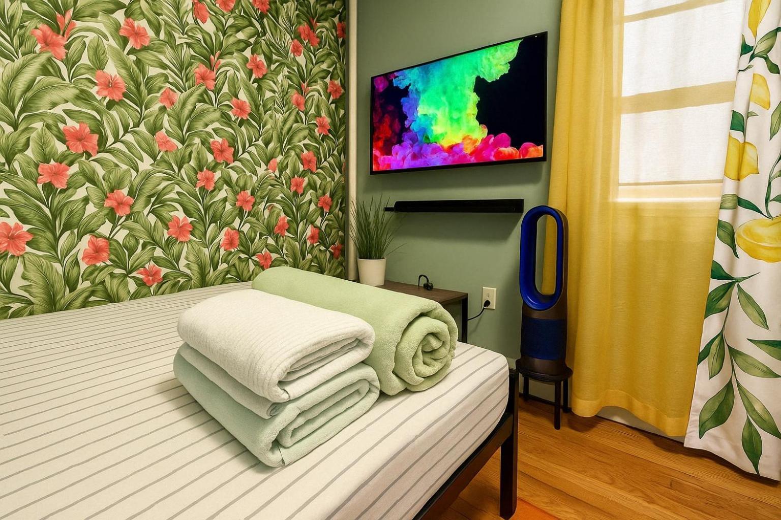 Tropical Comfort Room In Harlem Cozy Stay With Snacks & Style New York City Exterior photo